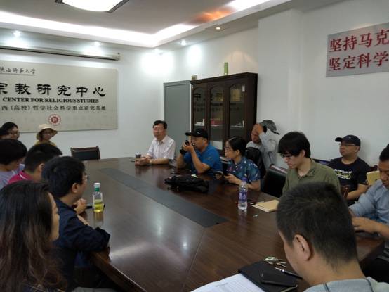 图片包含 人, 室内, 桌子, 男人描述已自动生成